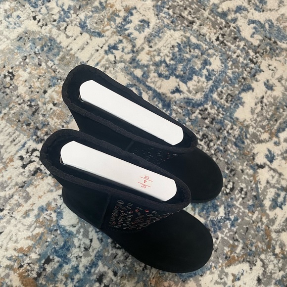 W Classic Short Stud II Uggs- new! - Picture 4 of 4